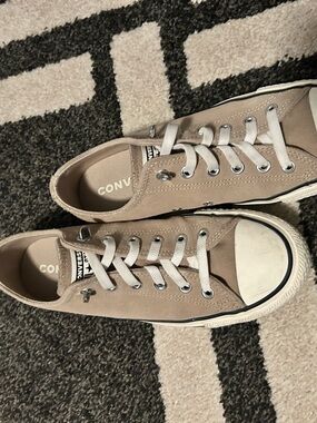 Converse Low Top suedebSneakers in Taupe and White